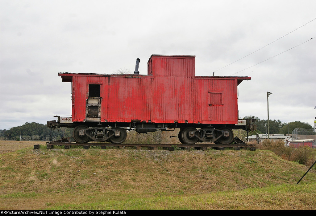 KIRBY FARMS CABOOSE WOODEN NEED REPAIRS ON DISPLAY